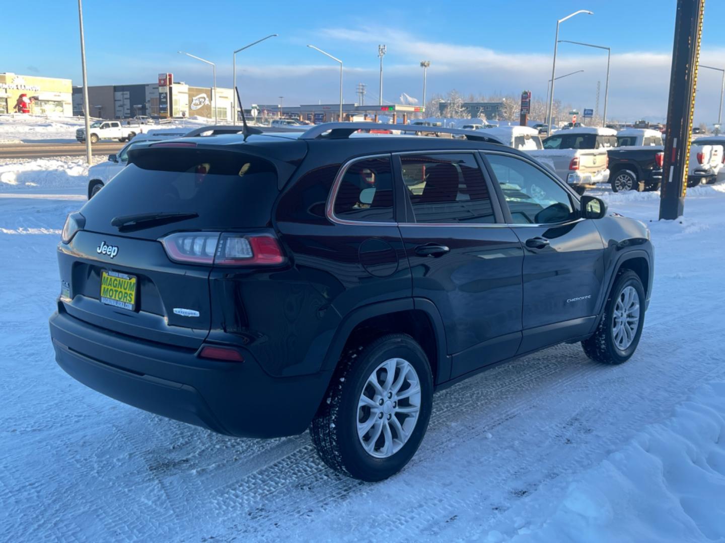 2019 Black /charcoal cloth Jeep Cherokee Latitude 4WD (1C4PJMCB9KD) with an 2.4L L4 DOHC 16V engine, 9A transmission, located at 1960 Industrial Drive, Wasilla, 99654, (907) 274-2277, 61.573475, -149.400146 - Photo#4